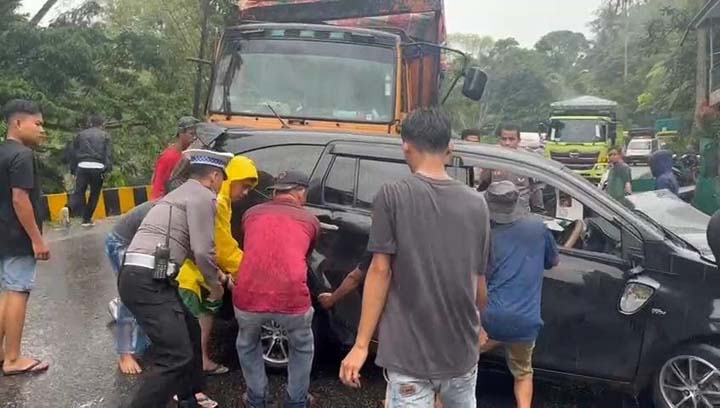 Kecelakaan Beruntun, Truk Hantam 3 Mobil Dan 1 Motor Di Silaiang