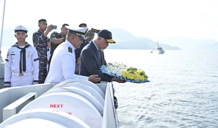 Gubernur Sumbar Mahyeldi Pimpin Upacara Tabur Bunga Hari Dharma Samudera ke-62 di Atas KRI Cakalang