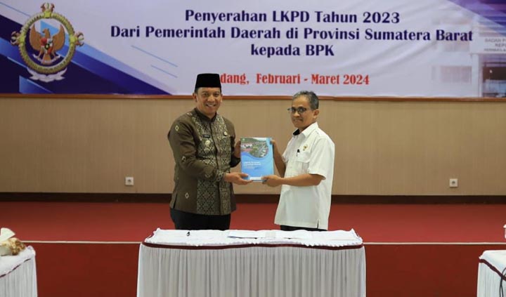 Pj Wali Kota Padangpanjang Serahkan LKPD ke BPK Sumbar