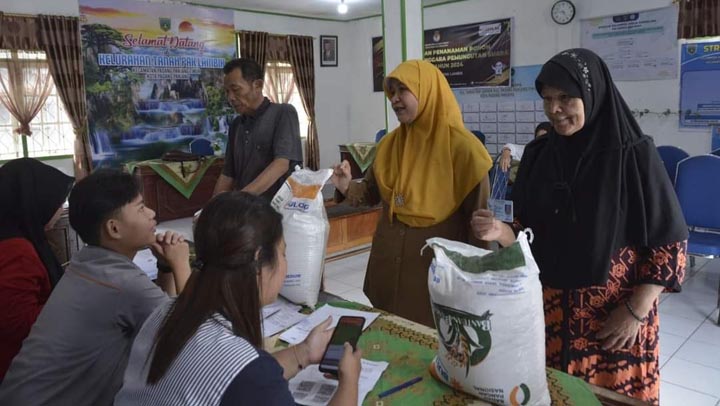 590 KK di Kota Padang Panjang Terima Bantuan Beras Tahap Pertama Dari Bapanas
