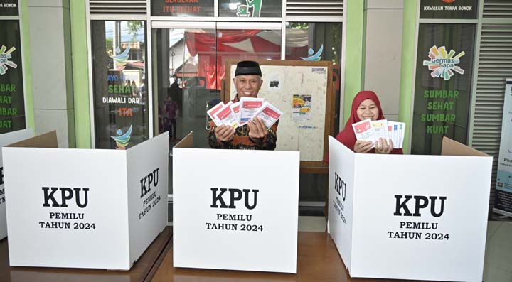 Gubernur Sumbar Mahyeldi dan Keluarga Tunaikan Hak Pilih Pemilu 2024 di TPS 12 Jati Baru Padang