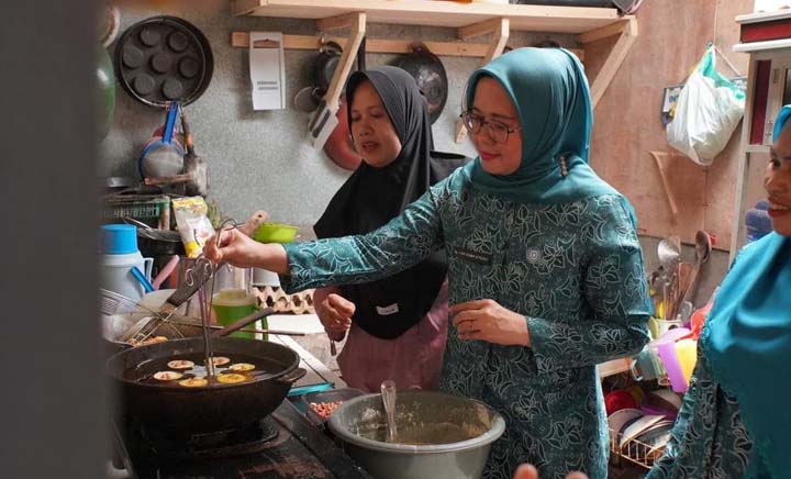 Pj Ketua TP PKK Kota Padang Panjang Lakukan Pembinaan UP2K Tanah Hitam