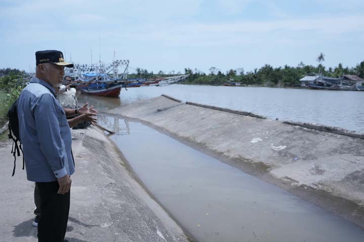 Gubernur Sumbar Mahyeldi Tinjau Kerusakan TPI Surantih Akibat Banjir