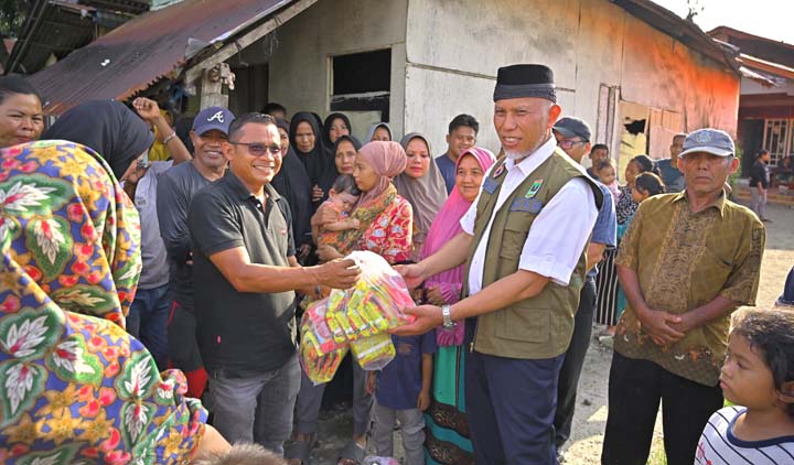 Warga Korban Banjir Batang Anai dan Koto Lalang Antusias Terima Bantuan Makanan Pemprov Sumbar