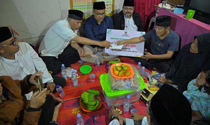 Sahur Bersama Warga Kurang Mampu di Jawi-Jawi, Mahyeldi Serahkan Bantuan Bedah Rumah Senilai Rp32,5 Juta