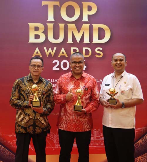Mahyeldi Terima Penghargaan Top Pembina BUMD Award 2024, RSAM Bukittinggi Raih Top BUMD Bintang Empat