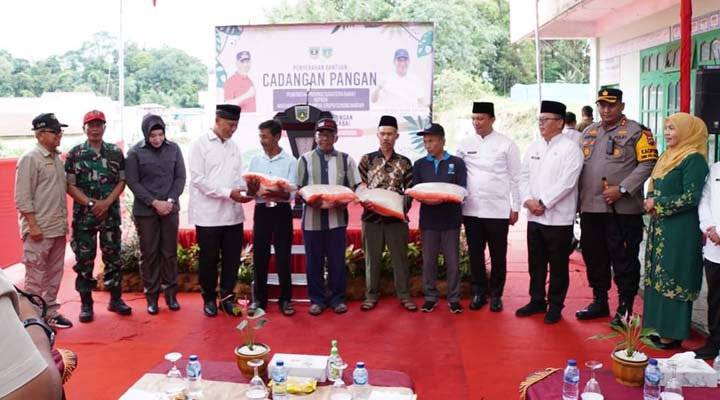 Gubernur Sumbar Canangkan Gerakan Tanam Cabai Dan Serahkan Bantuan Cadangan Pangan di Padangpanjang