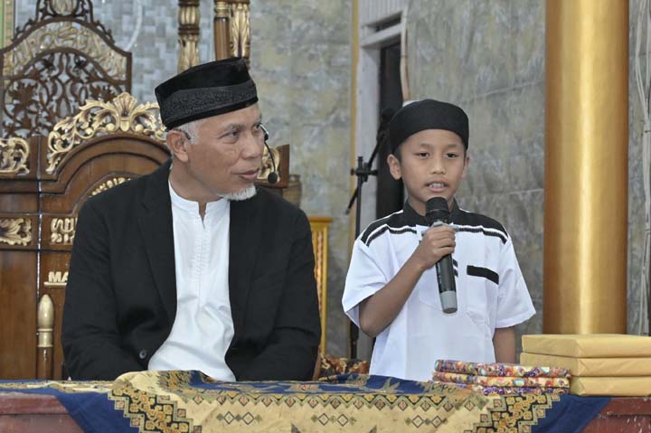 Singgah Sahur dan Subuh Mubarak di Kota Solok, Mahyeldi Salurkan Bantuan Rehab Rumah dan Masjid