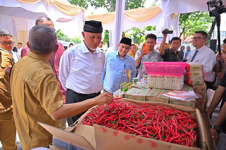 Pasar Murah, Gubernur Sumbar Mahyeldi Pastikan Harga dan Ketersediaan Bahan Pangan Terus Diawasi