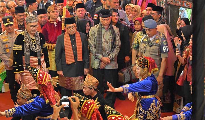 Gubernur Sumbar Hadiri Alek Malewakan Gala Hakim Agung Prim Haryadi sebagai Datuak Rajo Mansur