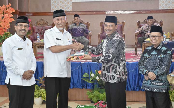 Gubernur Mahyeldi Apresiasi Buku ‘Dari Surau untuk Indonesia’ sebagai Penegas Identitas Warga Minangkabau