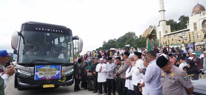 Pemberangkatan Jemaah Haji Padang Panjang Diwarnai Tangis Haru
