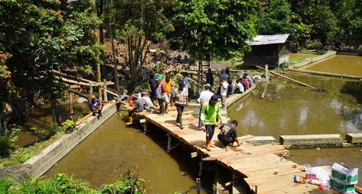 Bangun Jembatan Darurat, Warga Tanjung Bersama Aparat Gotong Royong