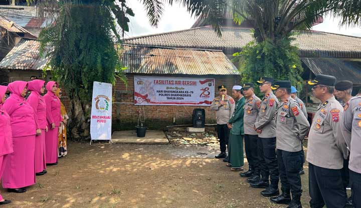 Kapolres Dharmasraya Bagus Ikhwan Serahkan Bantuan Fasilitas Air Bersih untuk Pesantren
