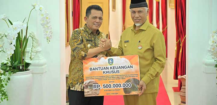 Gubernur Sumbar Terima Bantuan Penanganan Bencana Rp900 Juta dari Gubernur Kepri