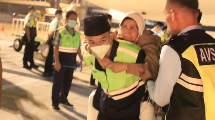 Jemaah Haji Kloter I Asal Sumbar Mendarat Dinihari dengan Selamat di Bandara Internasional Minangkabau