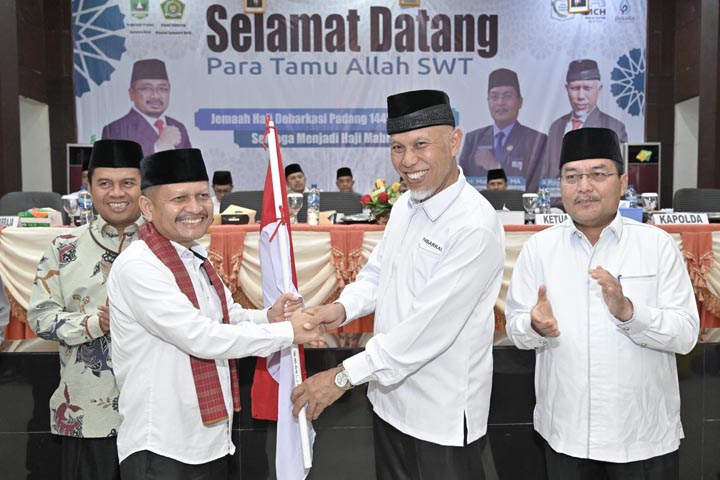 Sambut Kedatangan Jemaah Haji Kloter 1 Debarkasi Padang, Gubernur Doakan Semoga Jadi Haji Mabrur