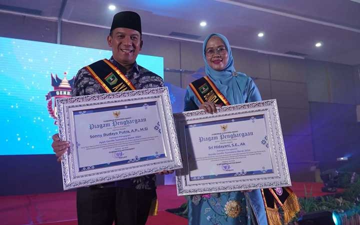 Pj Walikota Padang Panjang Dan Pj Ketua TP-PKK Terima Anugerah Ayah Dan Bunda GenRe Pengayom