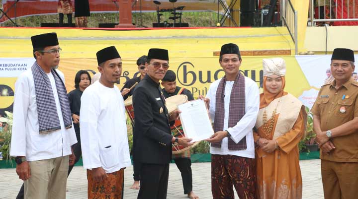 Dari Punggung Gunung Menuju Panggung Setinggi Gunung,…
