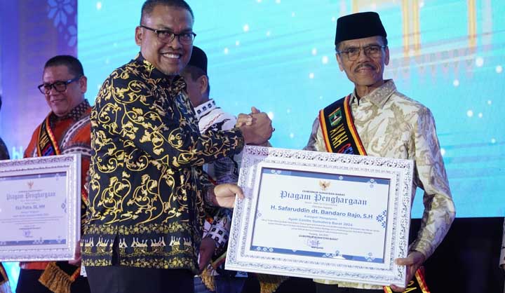 Bupati Lima Puluh Kota Bersama Ketua TP PKK Terima Penghargaan Ayah dan Bunda GenRe Pengayom Sumatera Barat