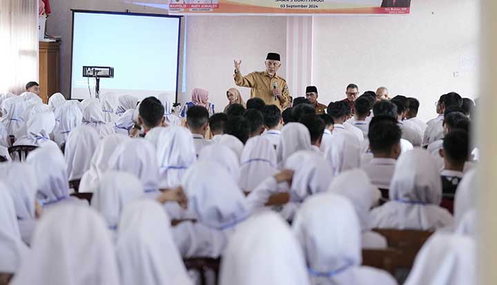 Mahyeldi Beri Semangat Pelajar SMAN 3 Bukittinggi Agar Siap Menjadi Pemimpin