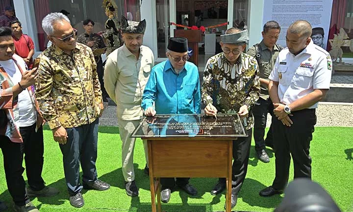 Plt Gubernur Sumbar Audy Joinaldy Dampingi Menbud Fadli Zon Meresmikan Museum Sastra Indonesia