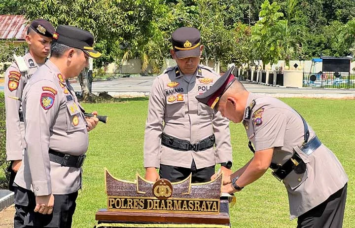 Kapolres Dharmasraya Pimpin Upacara Serah Terima Jabatan dan Wisuda Purna Bhakti Personel Polres Dharmasraya