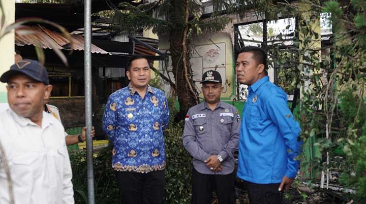Tinjau Lokasi Kebakaran SDN 04 Simalanggang, Pjs.Bupati Ahmad Zakri Minta Pihak Sekolah Data Aset Penting