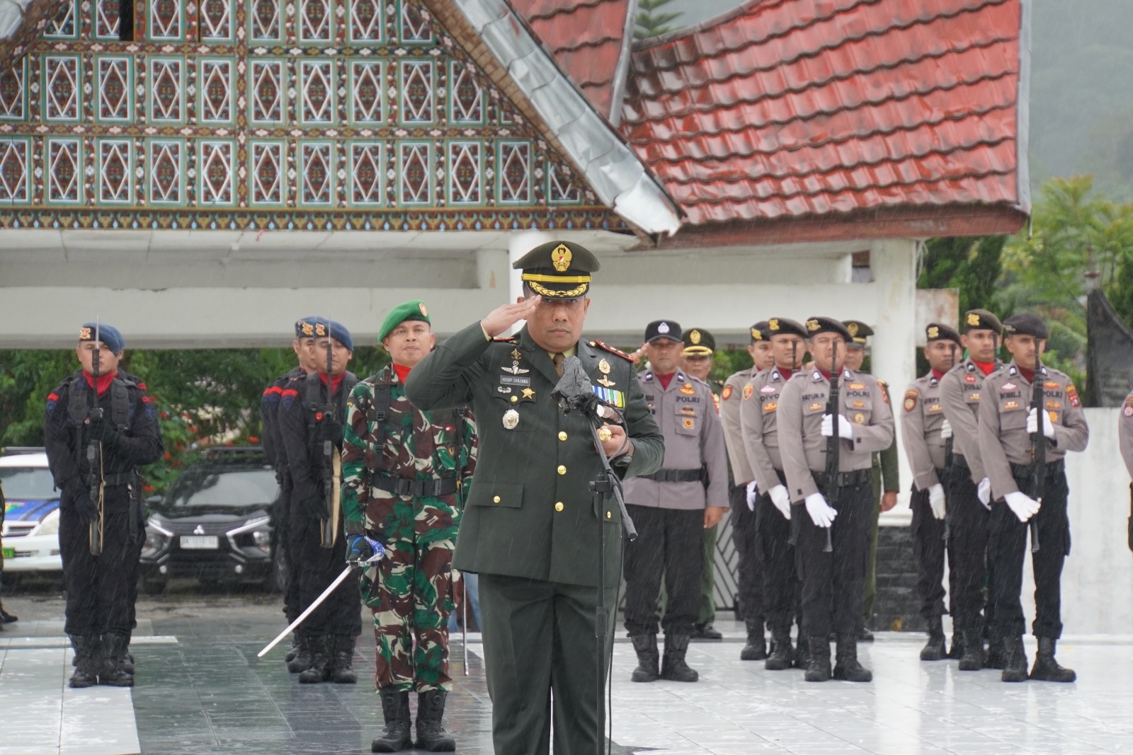 Upacara Ziarah Nasional HUT TNI Tetap Berlangsung Khidmat Meski Diguyur Hujan