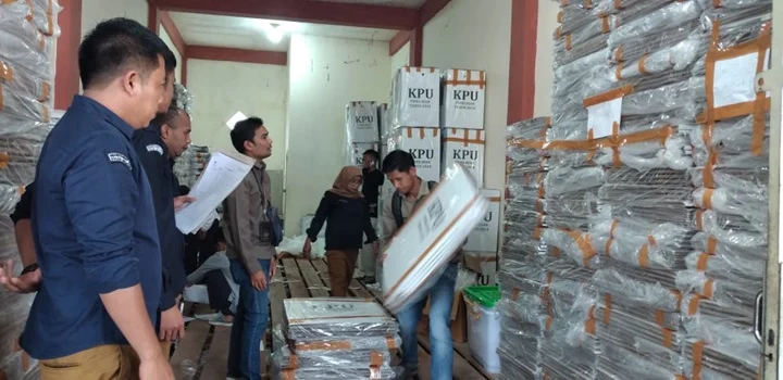 KPU Sumbar Ingatkan Kondisi Cuaca Dalam Distribusi Logistik Pilkada di Solsel