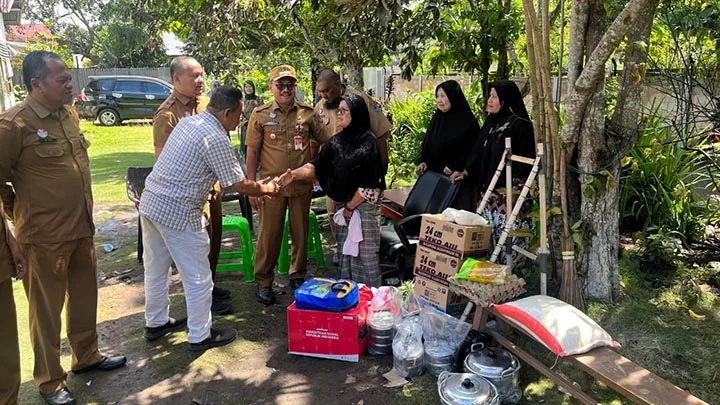 Pj Walikota Payakumbuh Serahkan Bantuan untuk Warga Korban Kebakaran