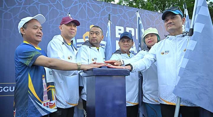 Wamenag RI dan Plt Gubernur Audy Joinaldy Lepas Ratusan Peserta BPKH Hajj Run 2024 di Gubernuran Sumbar