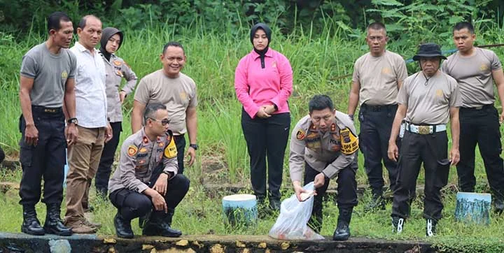 Polres dan Bhayangkari Dharmasraya Dukung Program Ketahanan Pangan dengan Lepas Bibit Ikan