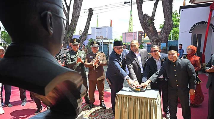 Plt Gubernur Sumbar Resmikan Patung Bung Hatta di SMPN 1 Padang