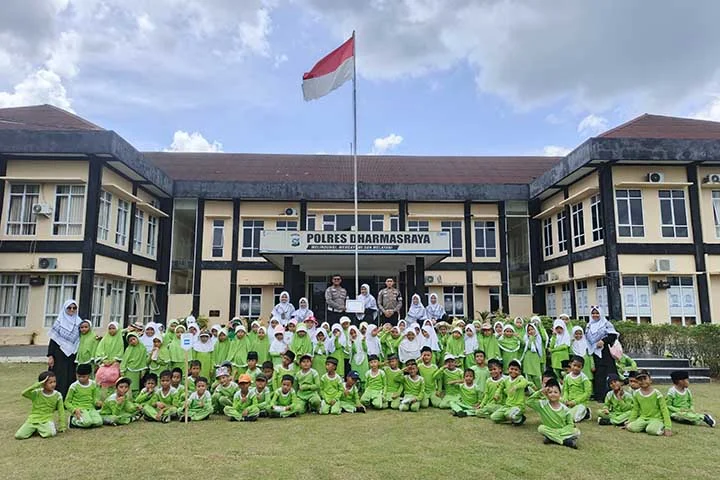 Pelajar SD IT Andalas Cendikia Kunjungi Polres Dharmasraya untuk Pengenalan Rambu Lalu Lintas dan Kendaraan Dinas Polri