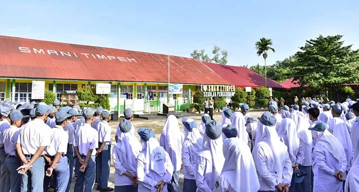 Kasat Lantas Polres Dharmasraya Pimpin Apel dan Sosialisasi Tertib Lalu Lintas di SMA N 1 Timpeh