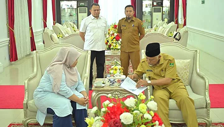 Gubernur Mahyeldi Mencoblos di TPS 005 Kelurahan Jati Baru
