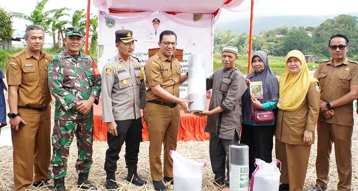 Pemko Salurkan Bantuan Sarana Produksi Untuk Petani Cabai