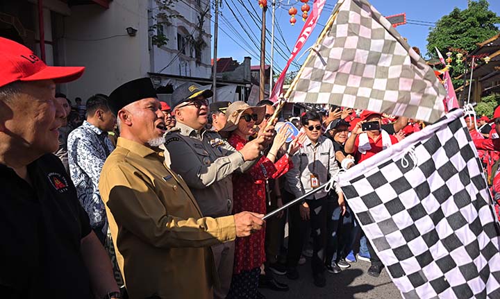 Gubernur Sumbar Lepas Peserta Karnaval Sepasan HBT Pusat Sumbar-Riau