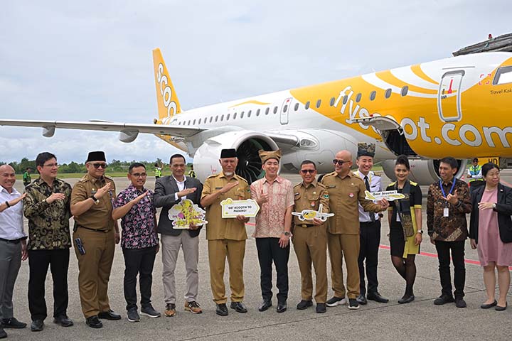Membawa 89 Penumpang, Penerbangan Perdana Scoot Airlines dari Singapore Resmi Mendarat di BIM