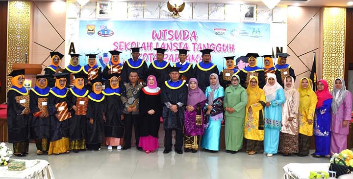 Wisuda lansia