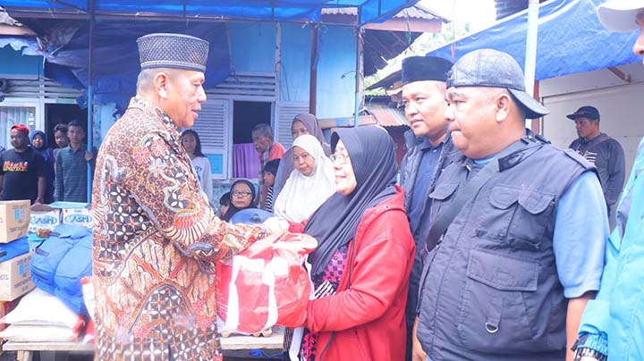 Bantu korban kebakaran