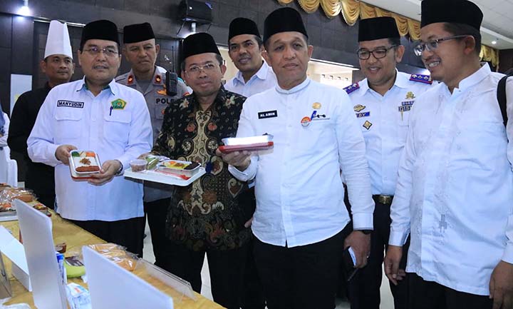 Makan rendang di pesawat
