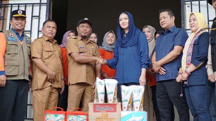 Ketua dprd dan bupati antar bantuan