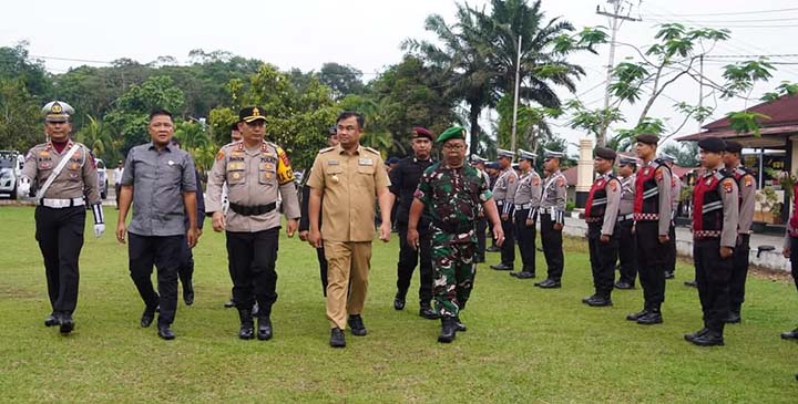 Ketua dprd periksa pasukan