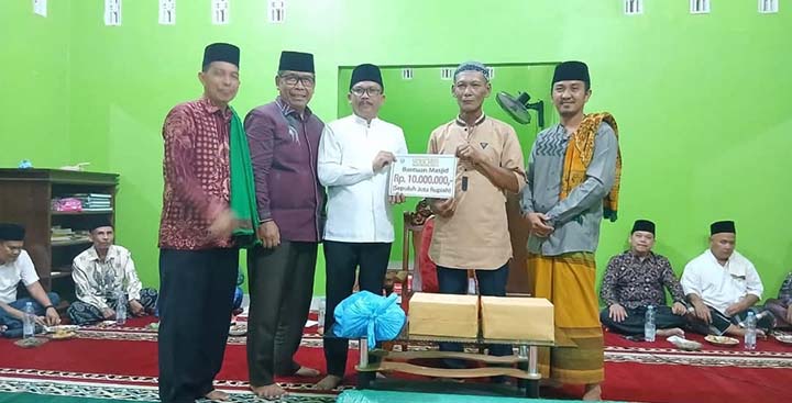 Ketua serahkan bantuan