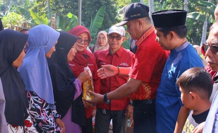 Indo Jalito Peduli Salurkan Hewan Kurban dan Sembako di Kelurahan Talang