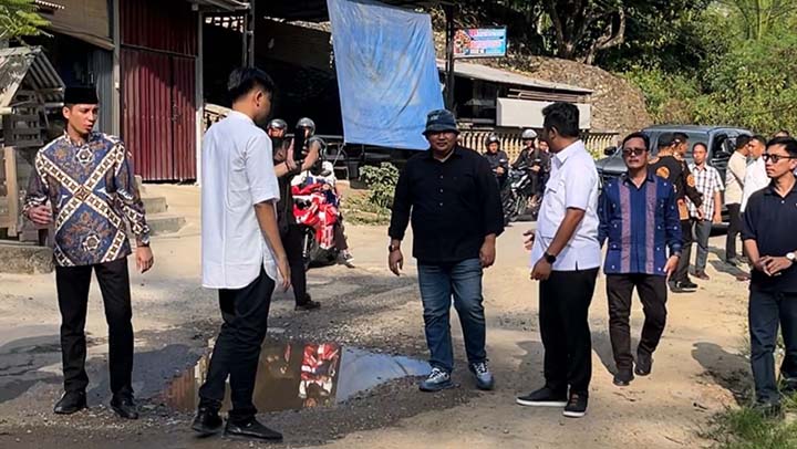 – Pemprov Sumbar Siapkan Perbaikan Bertahap Jalan Rusak di Sawahlunto