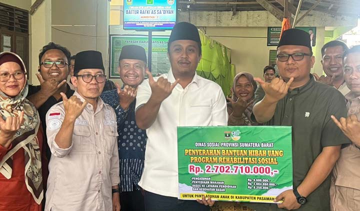Wagub Sumbar Serahkan Hibah Rp2,7 Miliar untuk Anak-anak LKSA di Pasbar