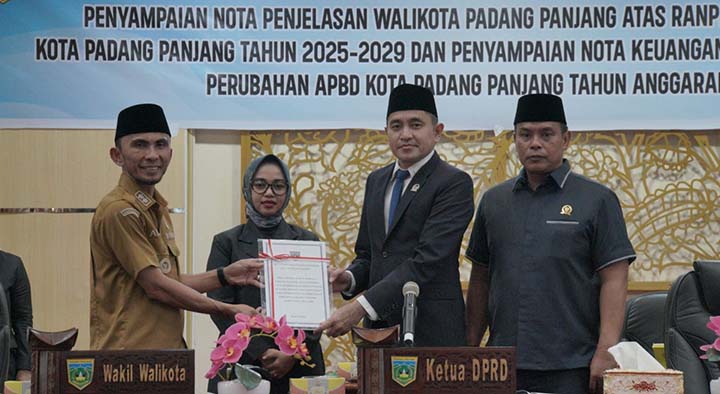 Wawako Padangpanjang Allex Sampaikan Nota Penjelasan Ranperda RPJMD Dan Ranperda Perubahan APBD